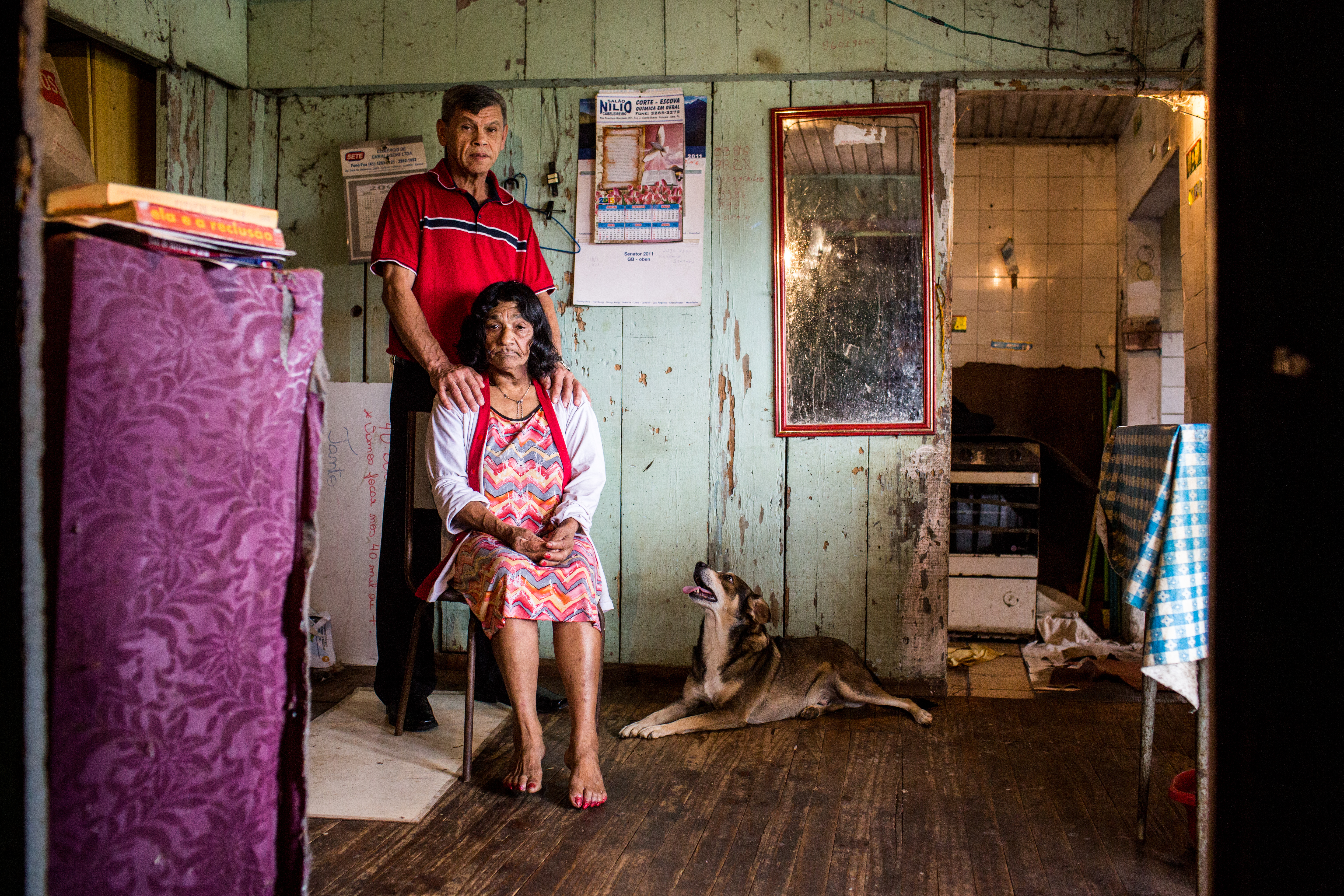 Há 12 anos Alceu cuida de Dona Maria, a “mãe” que o salvou de um envenenamento nas ruas. | Brunno Covello/Gazeta do Povo