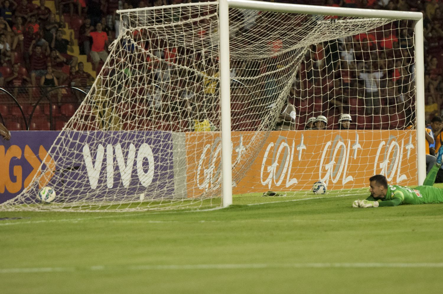 Bruno vê a bola morrer no fundo da rede: Coritiba sofre mais uma derrota fora de casa. | Olímpio Neto/Eleven/ Folhapress