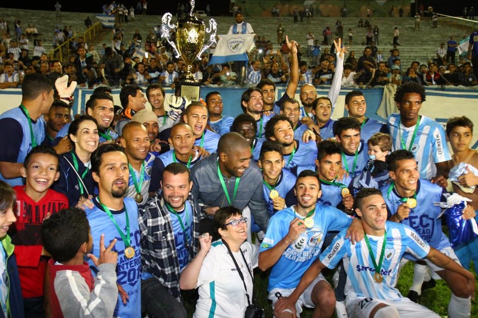 Festa da equipe do Londrina no gramado do Estádio do Café, posando com a taça de campeão do interior. | Gilberto Abelha/Jornal de Londrina