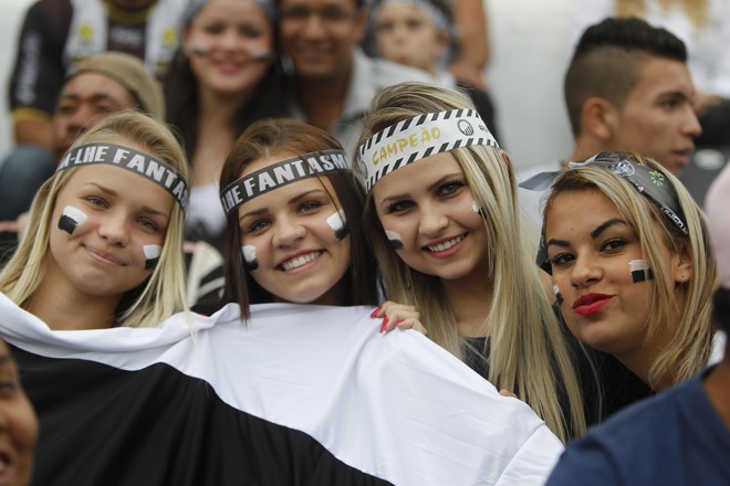 Torcida feminina do Operário faz festa no Germano Krüger. | Jonathan Campos/Gazeta do Povo