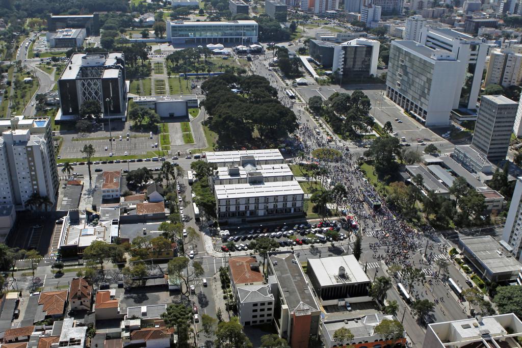 Vista aérea do Centro Civico, onde estão as sedes dos três poderes estaduais: penúria do governo e fartura nos demais órgãos. | Antônio More/
Gazeta do Povo