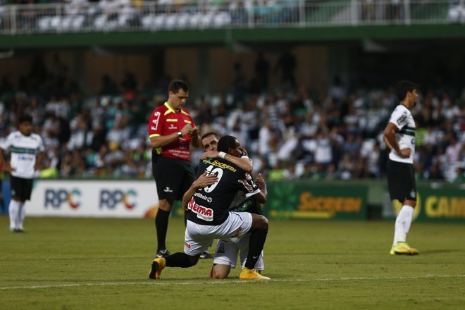 Muita festa no segundo gol do Operário. | Daniel Castellano/Gazeta do Povo