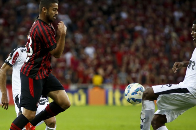 Dellatorre entrou no segundo tempo da partida. | Henry Milleo/Gazeta do Povo