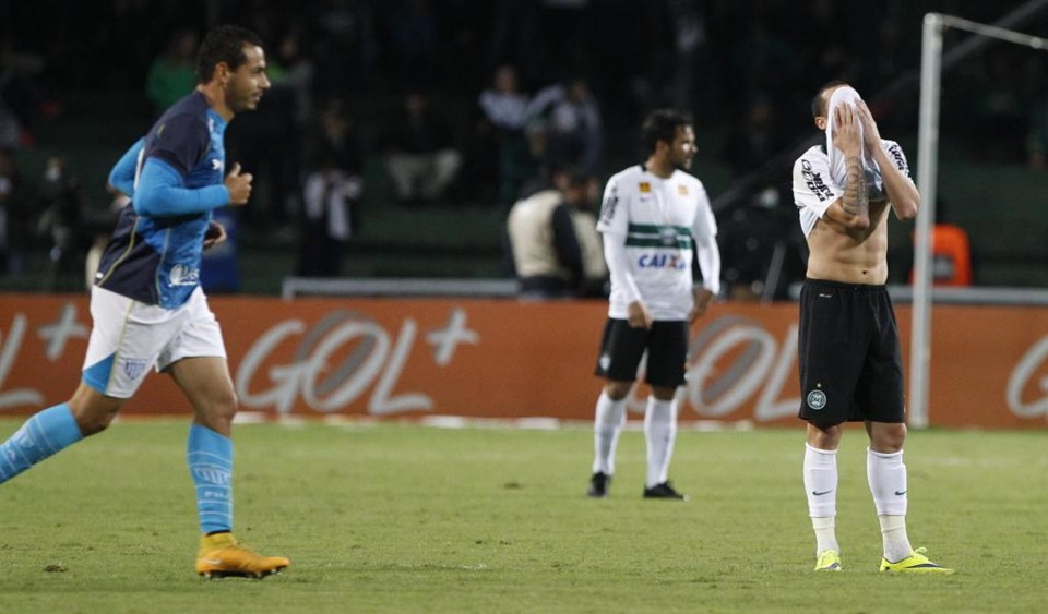Roberto marcou o gol da vitória do Avaí. | Daniel Castellano/Gazeta do Povo