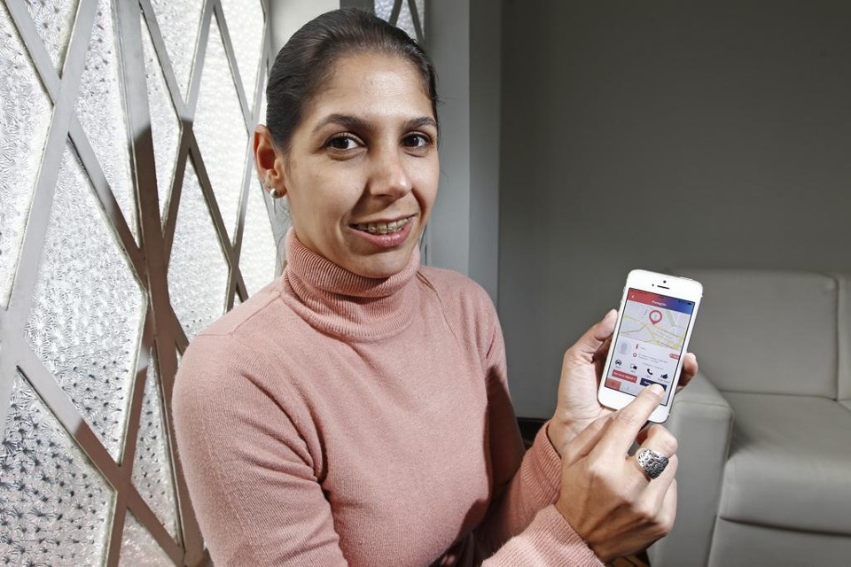 Karina Simões, diretora comercial da Logos, com o app Wesafe: aplicativo é o primeiro serviço da empresa voltado para pessoas físicas | Antônio More/Gazeta do Povo