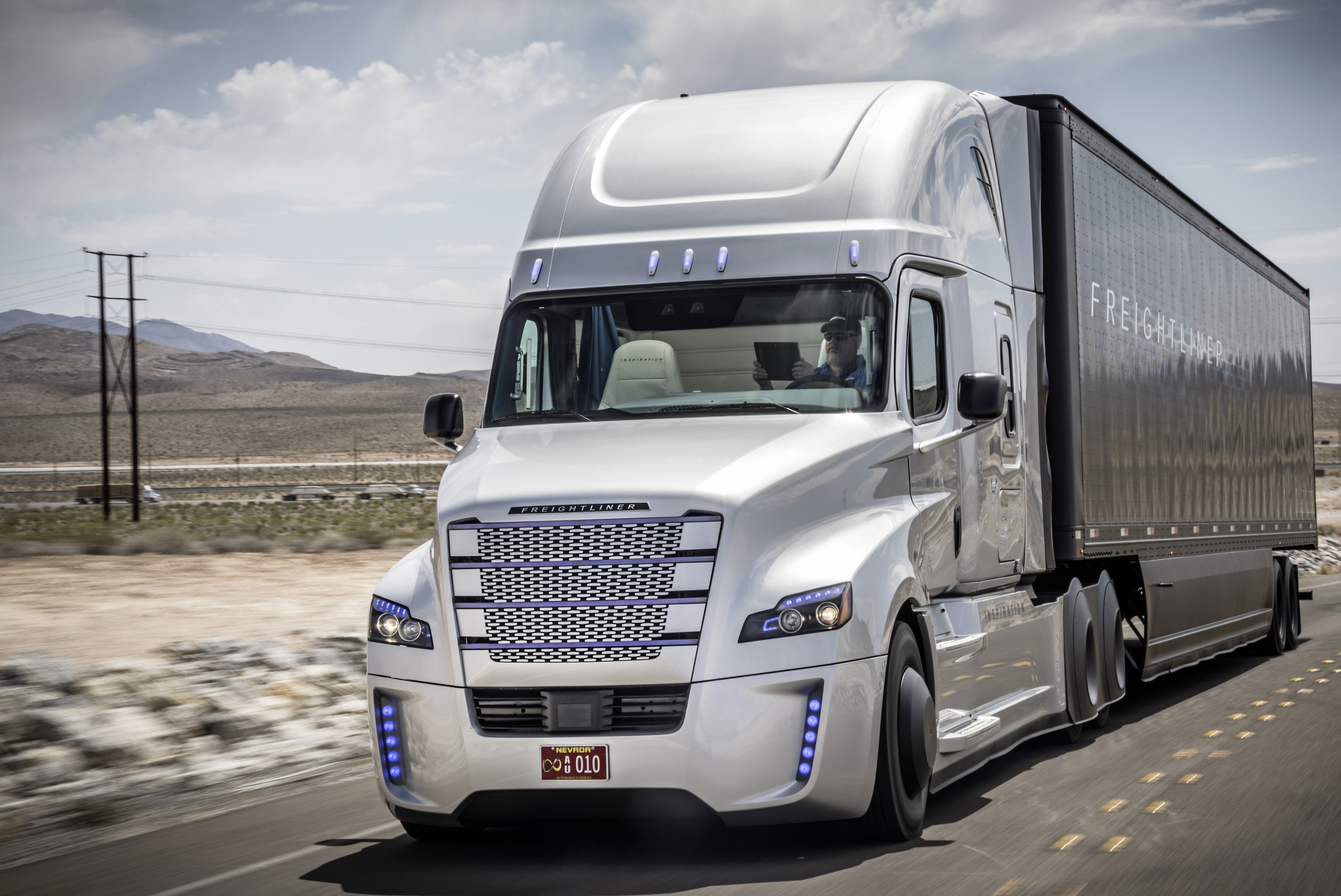 Demonstração pública do Freightliner Inspiration Truck ocorreu em Las Vegas. Com a tecnologia, fabricante espera reduzir acidentes por cansaço e distração. | Fotos: Daimler AG/Divulgação