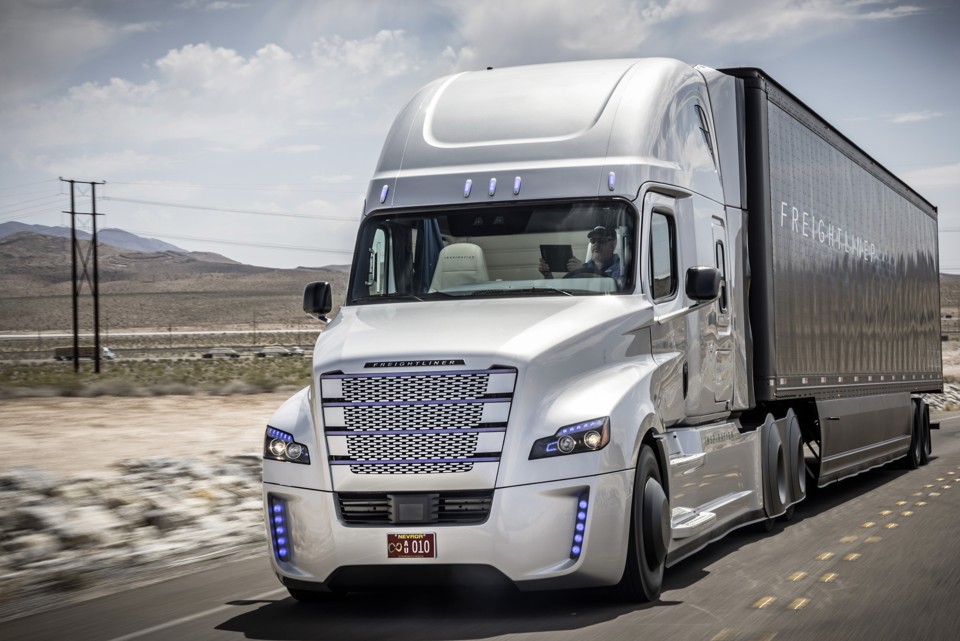 Demonstração pública do Freightliner Inspiration Truck ocorreu em Las Vegas. Com a tecnologia, fabricante espera reduzir acidentes por cansaço e distração. | Fotos: Daimler AG/Divulgação