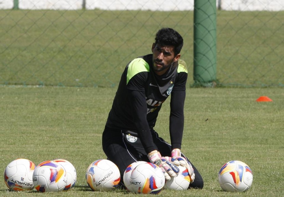 Vaná perdeu a posição no gol alviverde após ter sido muito questionado na primeira partida da decisão do Estadual. | Aniele Nascimento/Gazeta do Povo