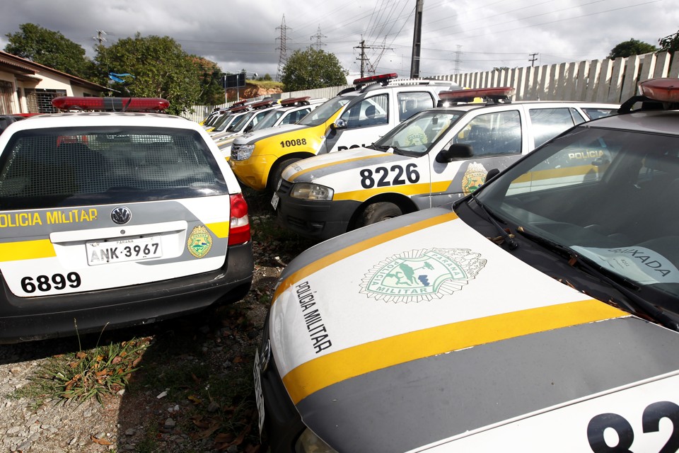 Algumas das viaturas que estão paradas à espera de manutenção | Antônio More/Gazeta do Povo
