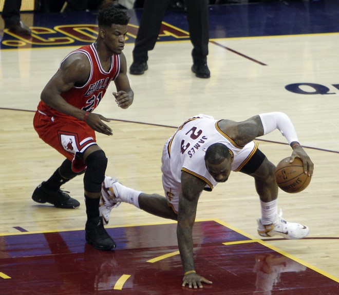 A BOLA É MINHA E NINGUÉM TASCA – Mesmo quase caído, o astro LeBron James não larga a bola na derrota do Cleveland Cavaliers para o Chicago Bulls, em casa. De volta ao time que o revelou, o camisa 23 foi quem mais pegou rebotes (15), quem mais roubou bolas (3) e quem mais deu assistências no lado dos donos da casa (9). Só ficou “devendo” em pontuação: foram 19, contra 22 de Shumpert e 30 de Kyrie Irving. | David Maxwell/EFE