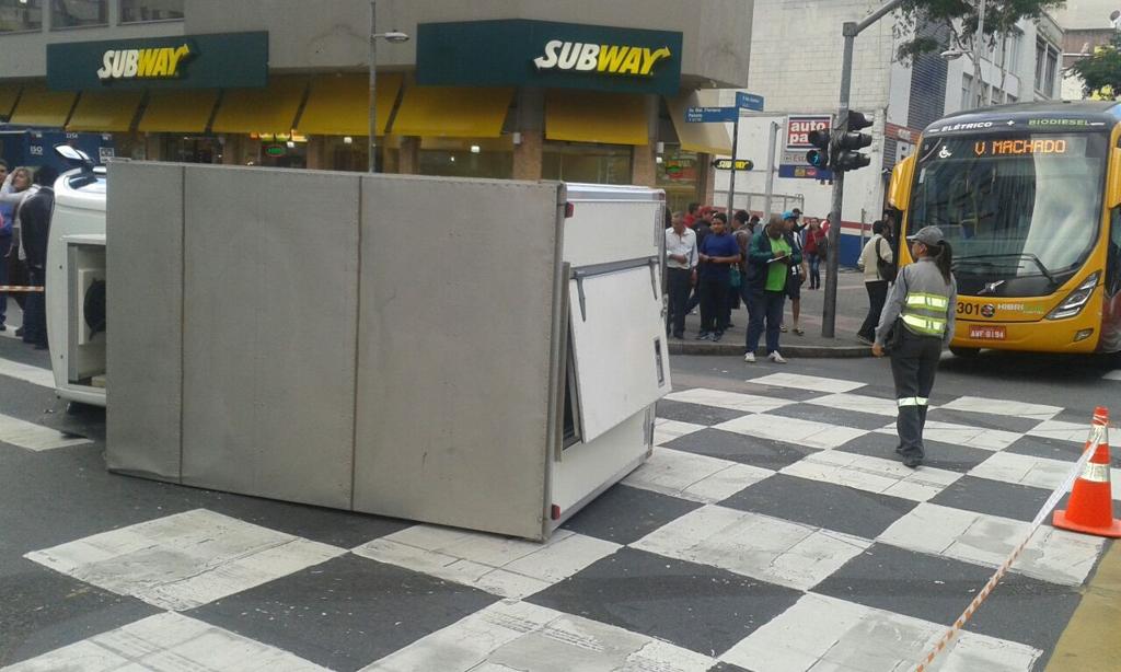Veículo tentou cruzar em frente ao ônibus durante conversão à direita e tombou | Átila Alberti/Tribuna do Paraná