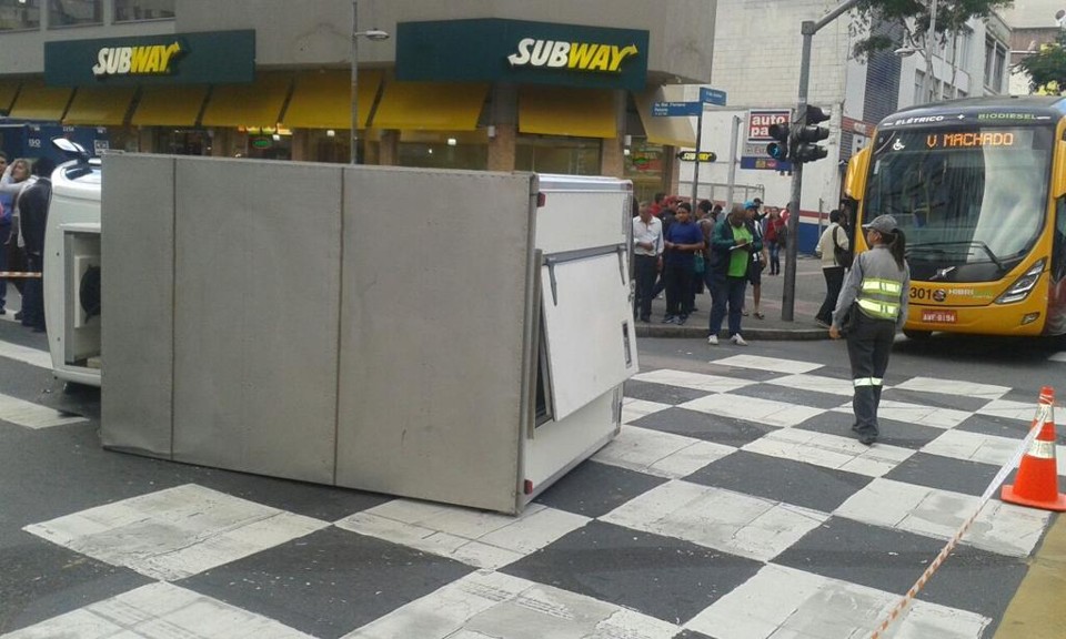 Veículo tentou cruzar em frente ao ônibus durante conversão à direita e tombou | Átila Alberti/Tribuna do Paraná