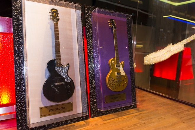 Guitarras de Ted Nugent e Bo Diddley. | Fred Kendi/Gazeta do Povo