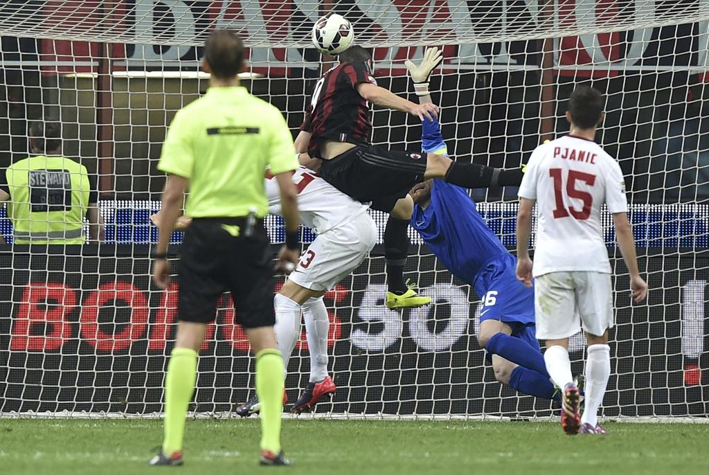 O atacante Mattia Destro cabeceia para marcar o gol da vitória do Milan sobre a Roma no estádio San Siro. | STRINGER/REUTERS