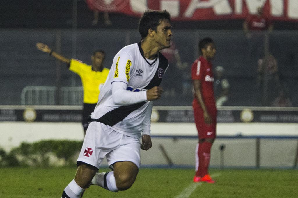 Lucas fez o primeiro gol do Vasco no Brasileiro, na terceira rodada, mas não impediu o empate com o Internacional, em São Januário. | Paulo Fernandes/Vasco