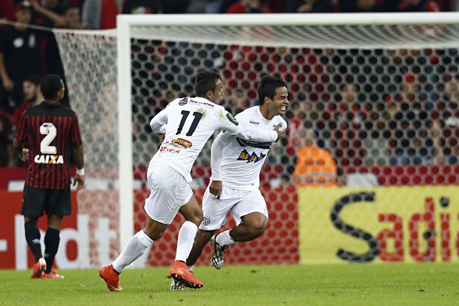 O Furacão, no entanto, cedeu o empate. Daniel Morais (dir) marcou um golaço de fora de área. | Felipe Rosa/TRIBUNA DO PARANA
