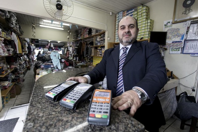 Para o empresário Ibrahim Charchich, operadoras fazem boas promoções mas apertam nos custos para o lojista. | Henry Milleo/Gazeta do Povo