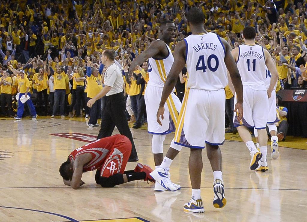 James Harden lamenta no chão após desperdiçar o último lance da partida. | JOHN G. MABANGLO/EFE