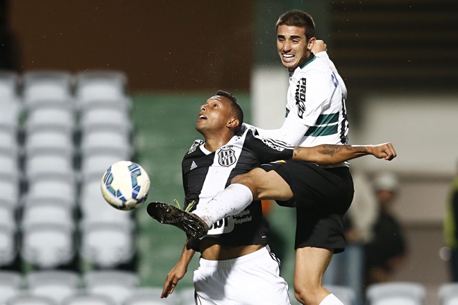 Thiago Galhardo, do Coritiba, divide a bola na partida com a Ponte Preta | Felipe Rosa/TRIBUNA DO PARANA