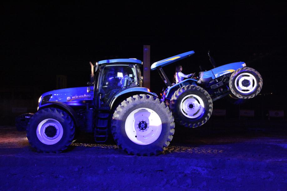 Lançamentos que ocorriam no campo agora são feitos em eventos noturnos. | Divulgaa§a£o / New Holland