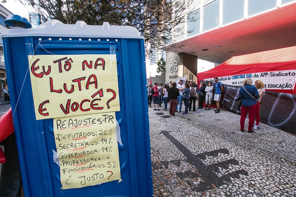 Em ato recente, servidores compararam o reajuste oferecido pelo governo com o recebido por políticos. | Brunno Covello/Gazeta do Povo