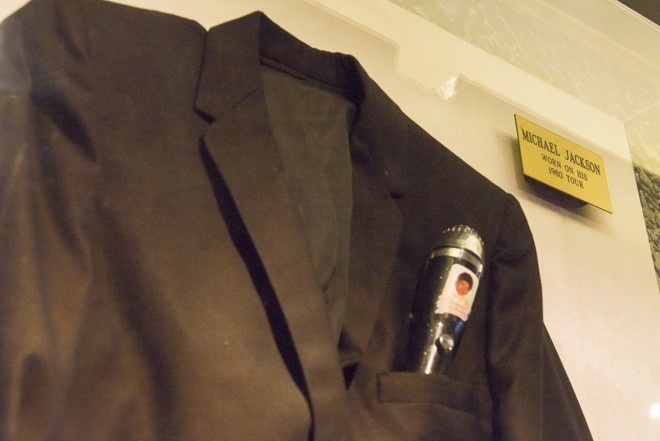 Casaco e microfone de Michael Jackson. | Fred Kendi/Gazeta do Povo