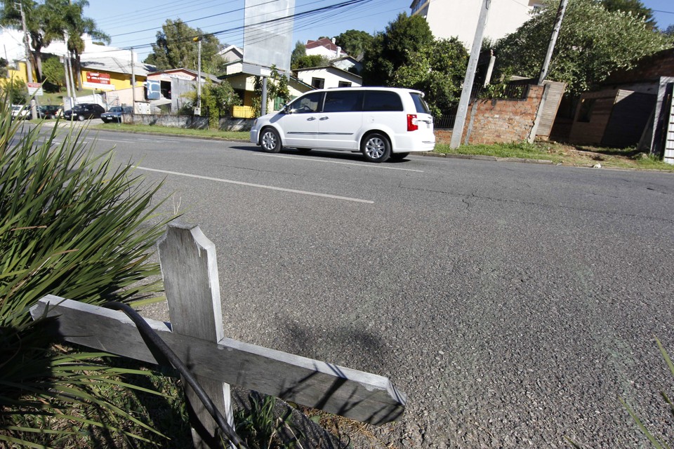 Local onde ocorreu o acidente envolvendo o ex-deputado estadual Carli FIilho tem cruz para relembrar o fato. | Ivonaldo Alexandre/Gazeta do Povo