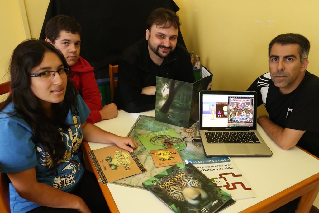 O produtor cultural do MAE Fábio Marcolino (de barba) e estudantes do curso: desafio agora é popularizar jogos. | Ivonaldo Alexandre/Gazeta do Povo