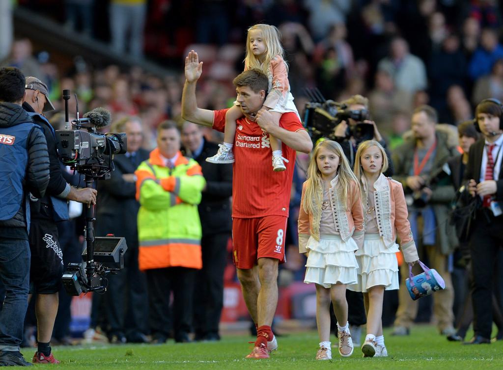 Steven Gerrard se despede da torcida do Liverpool no Anfield Road em companhia das filhas | PETER POWELL/EFE