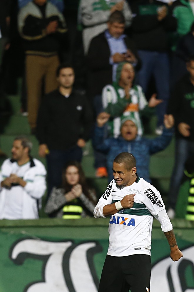 Wellington Paulista comemora o gol do Coritiba contra a Ponte Preta. | Felipe Rosa/TRIBUNA DO PARANA