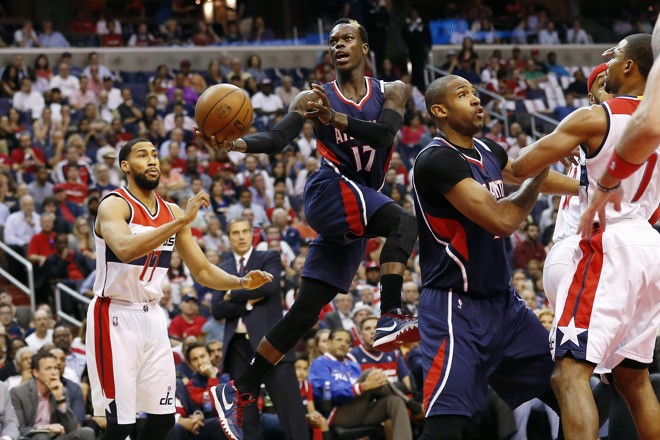JOGO DE EQUIPE – O Atlanta Hawks venceu o Washington Wizards usando a força do conjunto. Nesse lance, um jogador faz a barreira enquanto outro, Dennis Schröder parte para a cesta. | Geoff Burke/USA Today Sports