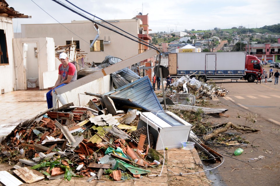 Tornado destruiu Xanxerê, em Santa Catarina: quatro pessoas morreram. | SIRLI FREITAS
 /AGÊNCIA RBS