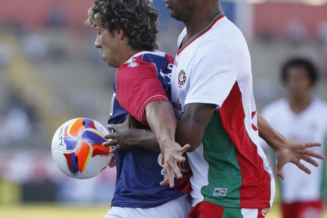 Eder recebe marcação do time mineiro. | Henry Milleo/Gazeta do Povo