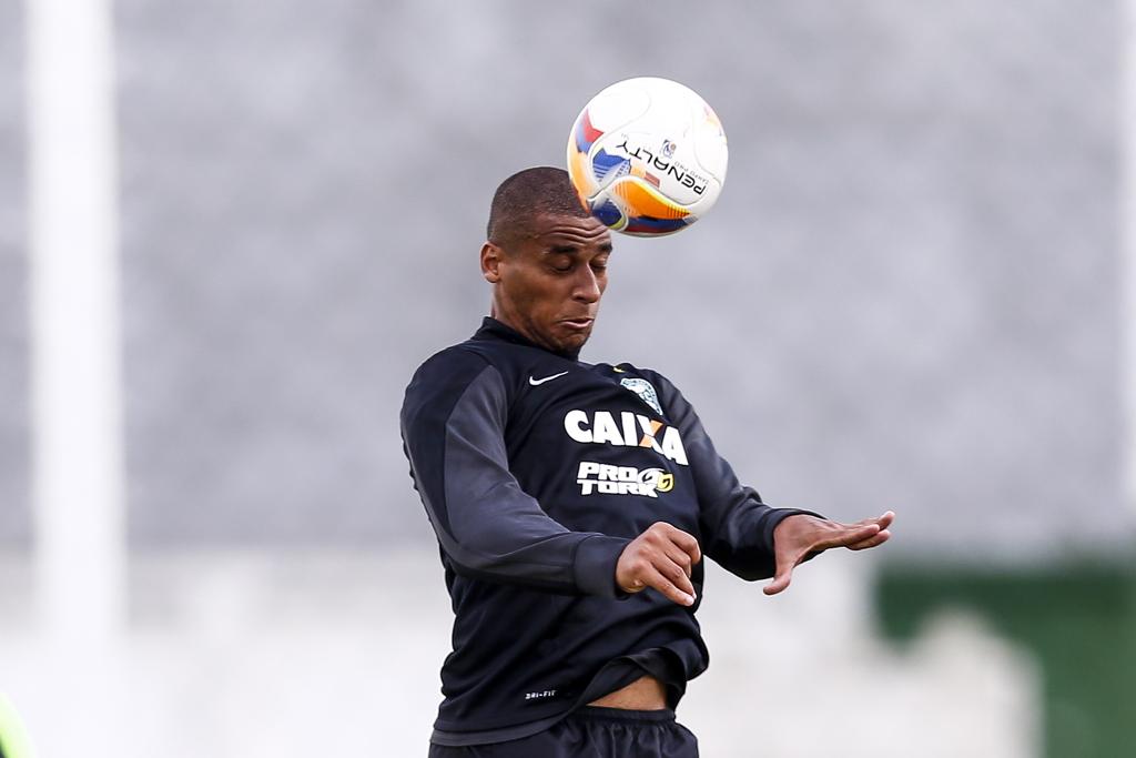 Zagueiro Welinton não enfrenta a Ponte Preta. | Brunno Covello/Gazeta do Povo