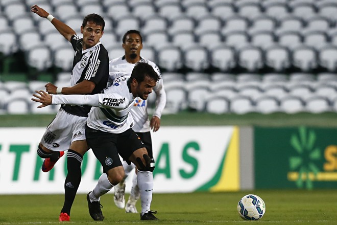 Norberto, do Coritiba, tenta se livrar da marcação. | Felipe Rosa/TRIBUNA DO PARANA
