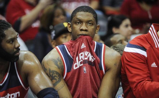DISPENSA LEGENDA Kevin Seraphin, dos Wizards, não deixa dúvida de quem fez 90 pontos e quem fez 106 na casa dos Hawks. | JOHN AMIS/EFE