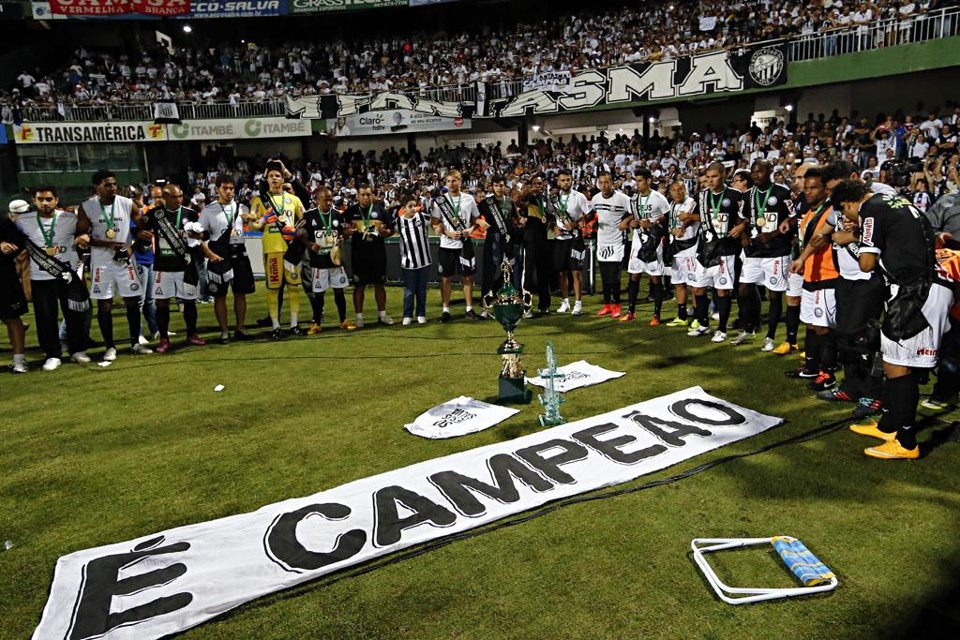 Jogadores do Operário comemoram o título do Campeonato Paranaense. | Albari Rosa/Gazeta do Povo