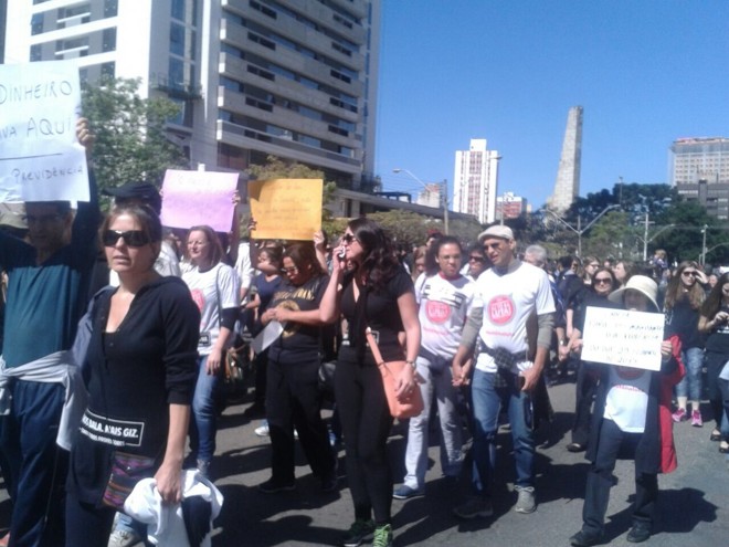 Manifestantes tinham cartazes contra o governo Beto Richa. | Sharon Abdalla/Gazeta do Povo
