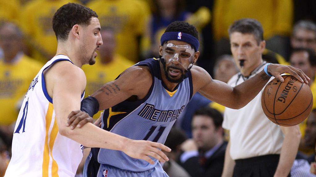 Oito dias após operar o rosto, Mike Conley foi para a quadra comandara vitória do Memphis na casa do Golden State. | JOHN G. MABANGLO/EFE