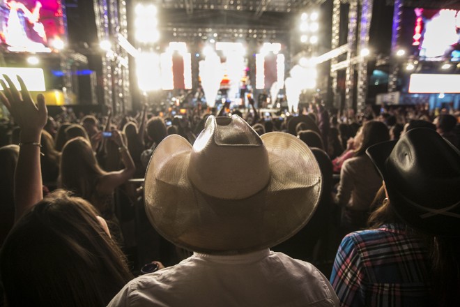 O público que foi à Pedreira Paulo Leminski abusou do chapéu de cowboy. | Brunno Covello/Gazeta do Povo