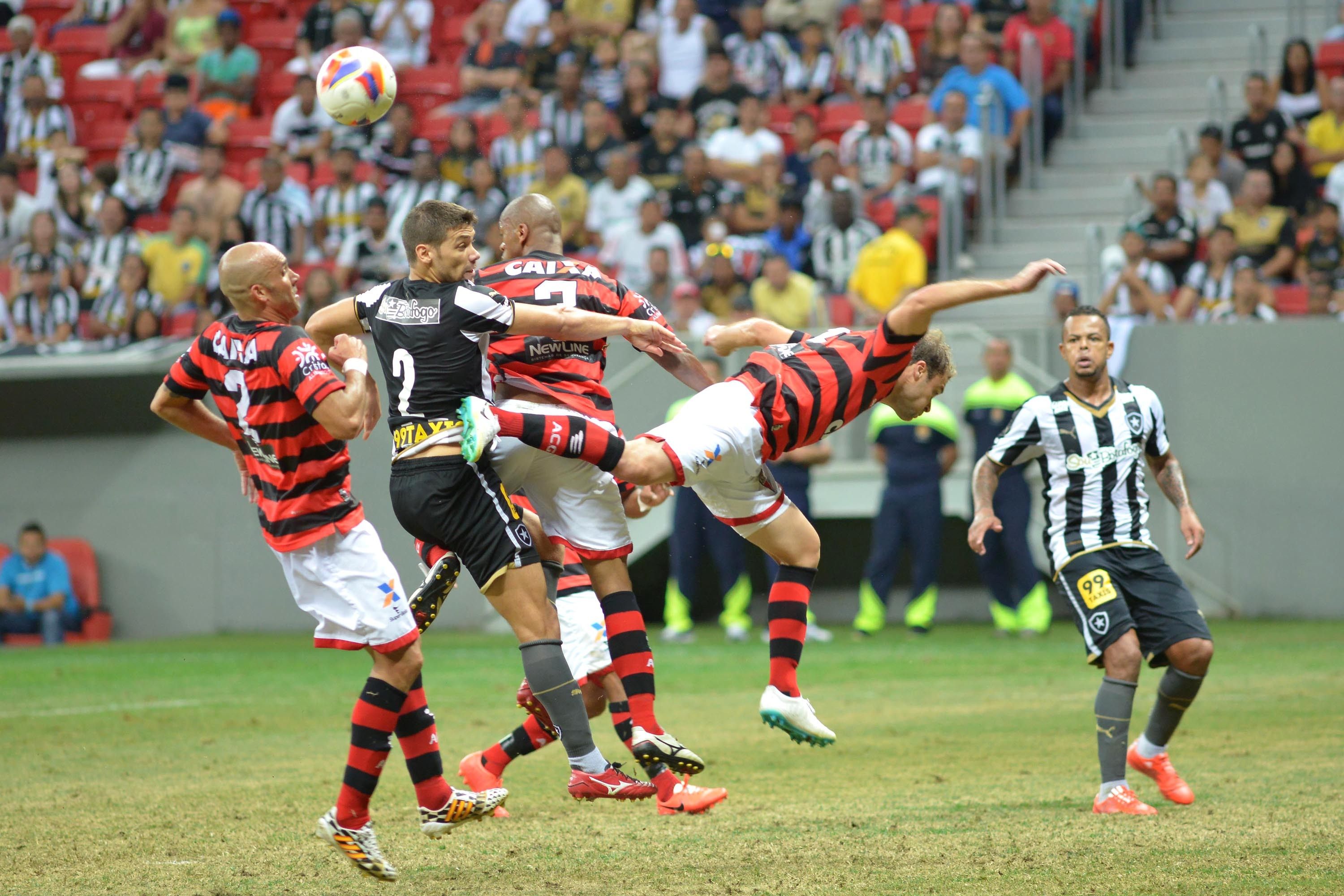 Éder, do Dragão, e Diego, do Botafogo, disputam a bola no empate sem gols em Brasília. | Carlos Costa/Futura Press/ Folhapress