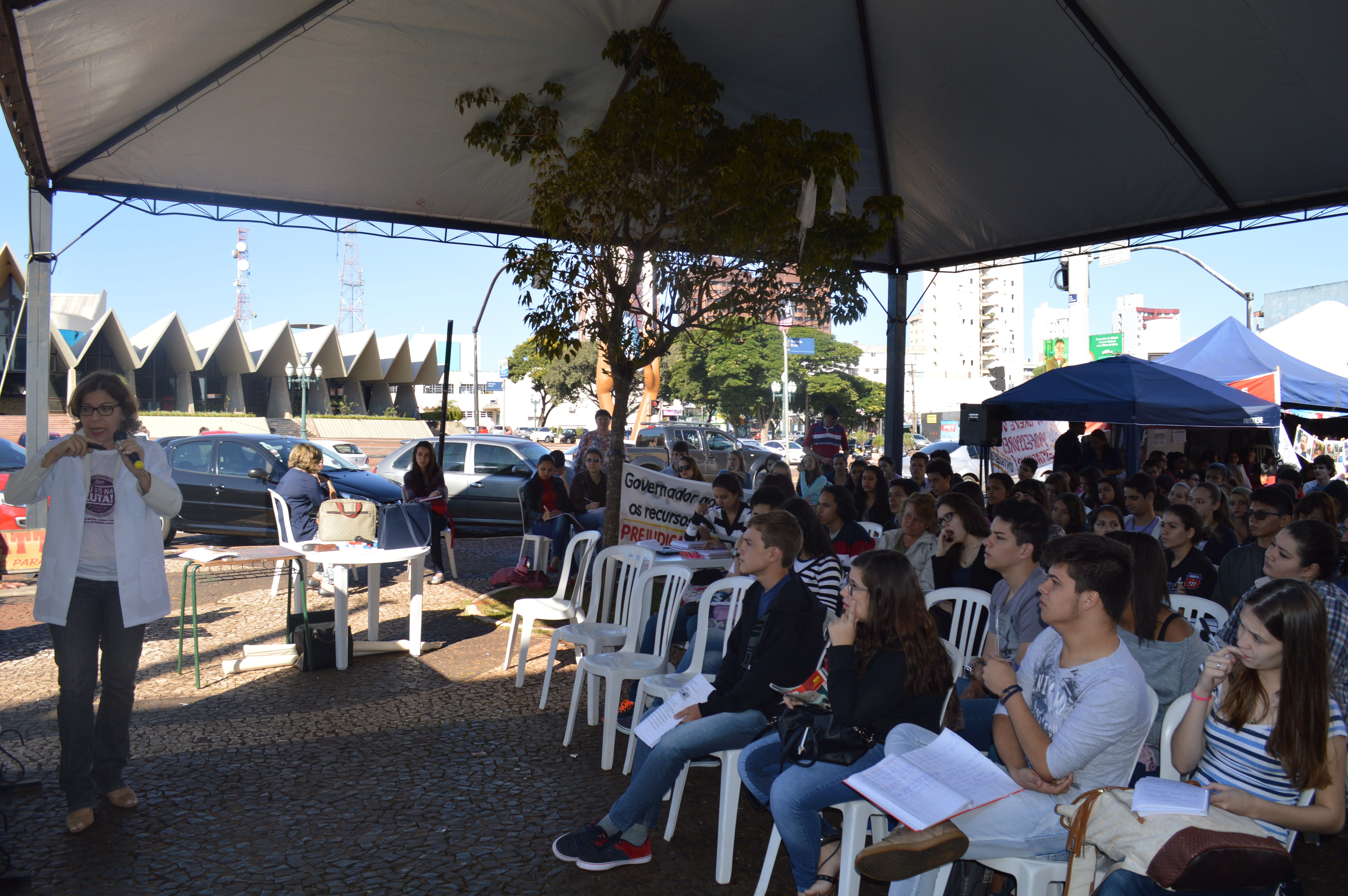 Apesar da greve, professores da rede estadual de Cascavel fazem um ‘aulão’ na rua para os alunos que estão no terceiro ano do ensino médio. | Luiz Carlos da Cruz/Gazeta do Povo