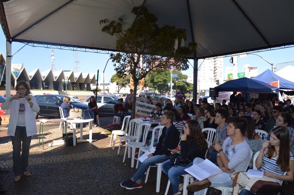 Apesar da greve, professores da rede estadual de Cascavel fazem um ‘aulão’ na rua para os alunos que estão no terceiro ano do ensino médio. | Luiz Carlos da Cruz/Gazeta do Povo