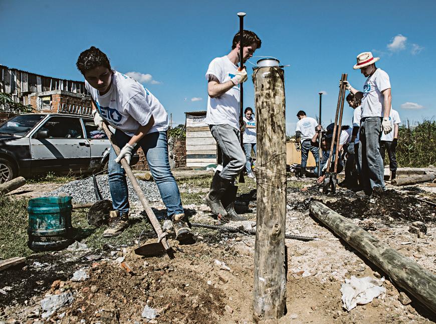 Voluntários preparam terreno que receberá nova moradia. | Henry Milleo / Gazeta do Povo