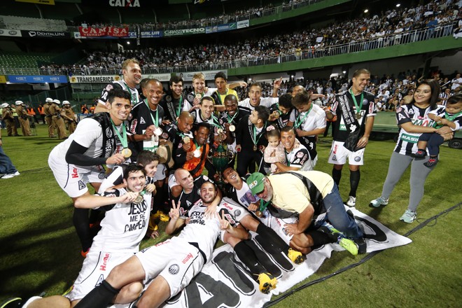 Muita festa dos jogadores do Operário após a entrega da taça e das medalhas. | Albari Rosa/Gazeta do Povo