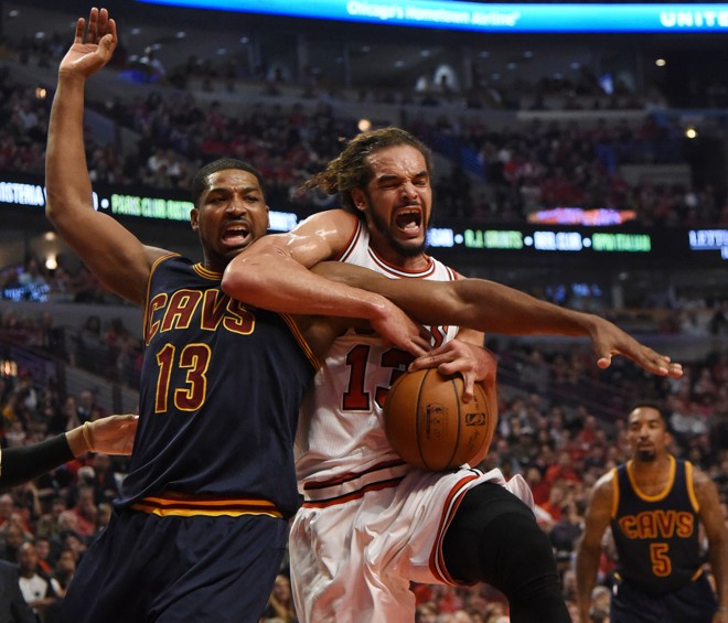 COMPETIÇÃO DE GRITO – Tristam Thompson e Joakim Noah duelam pela bola e pelo título de grito mais alto no duelo ocorrido em Chicago. Na garganta, deu Bulls; no placar, Cavs. | David Banks/USA Today Sports