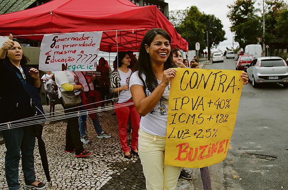 Em Curitiba, protesto é realizado na rua Inácio Lustosa, no bairro São Francisco | Jonathan Campos/Gazeta do povo