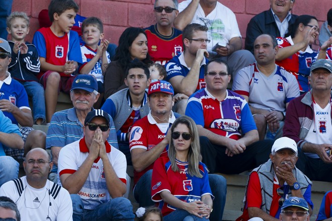 As mais diversas camisas do Tricolor coloriram a arquibancada da Vila Capanema. | Henry Milleo/Gazeta do Povo