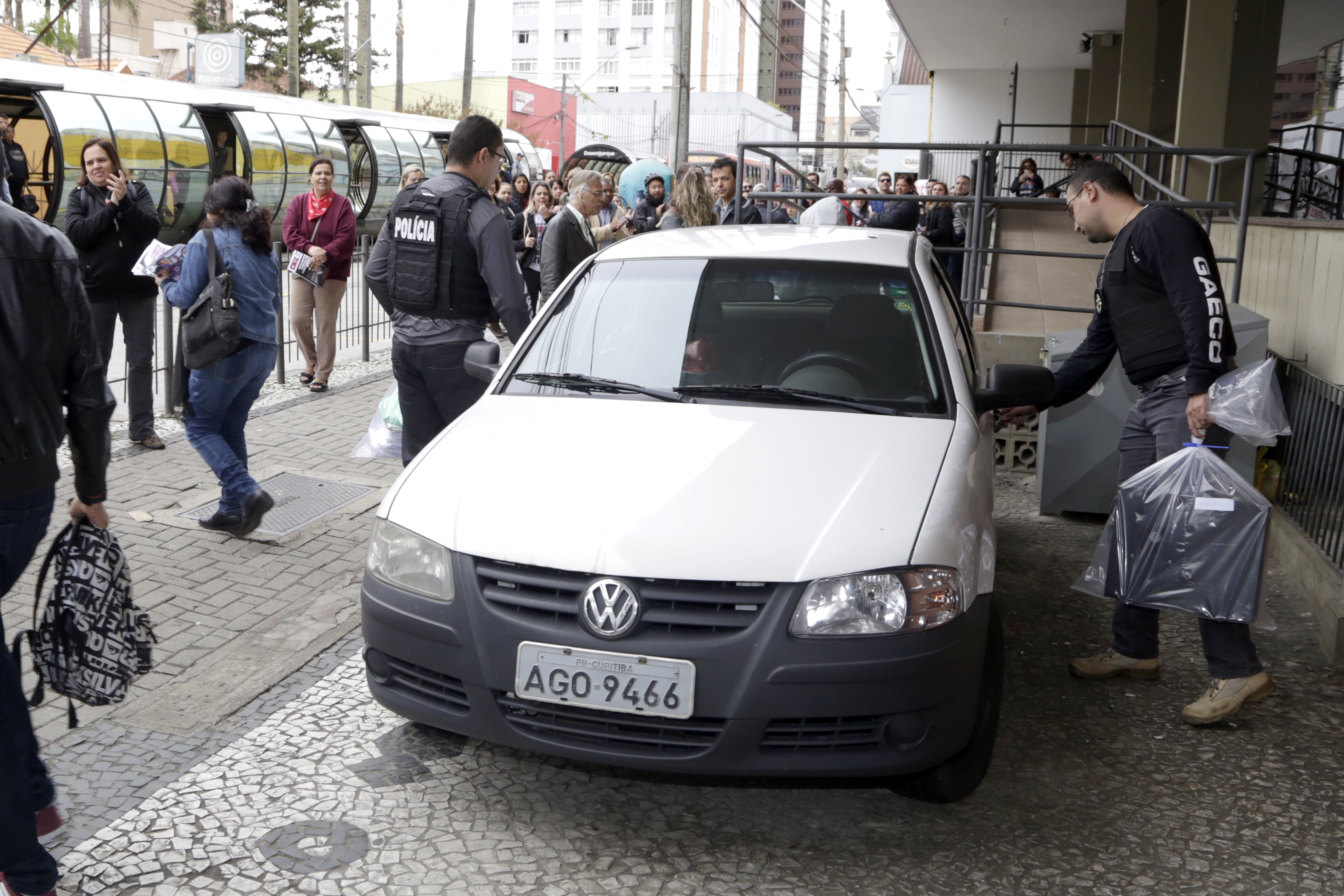 Operação do Gaeco coincidiu com protesto de professores que foi marcado para o mesmo local. | Aliocha Mauricio/Tribuna do Paraná