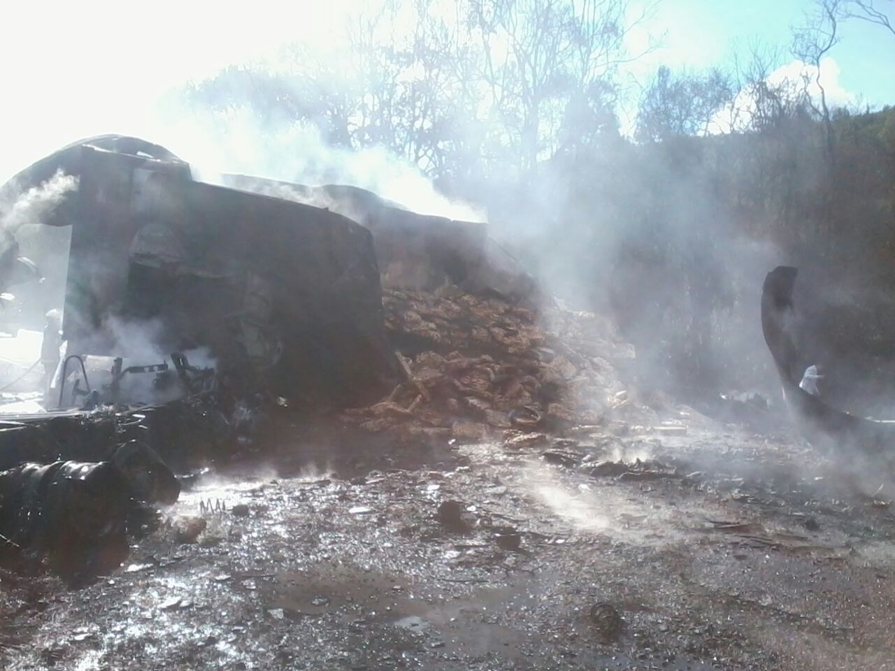 Incêndio destruiu  os dois veículos envolvidos na batida. Motoristas não ficaram feridos. | Divulgação/PRF